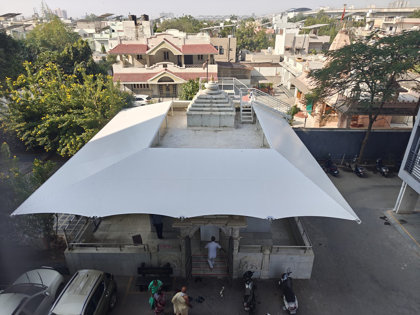 Large tunnel-form canopy over a temple courtyard