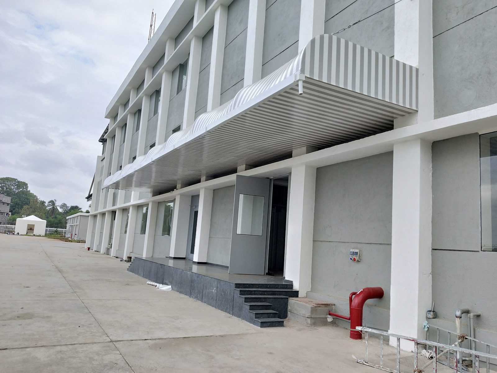 Slatted covered walkway along a hospital building