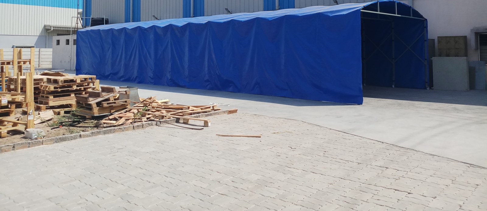 Retractable fabric-covered warehouse storage tunnel